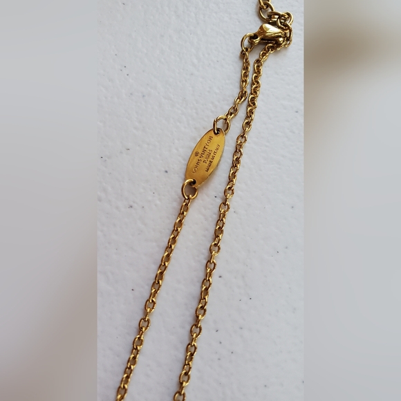 LOUIS VUITTON ESSENTIAL V NECKLACE - Picture 16 of 16